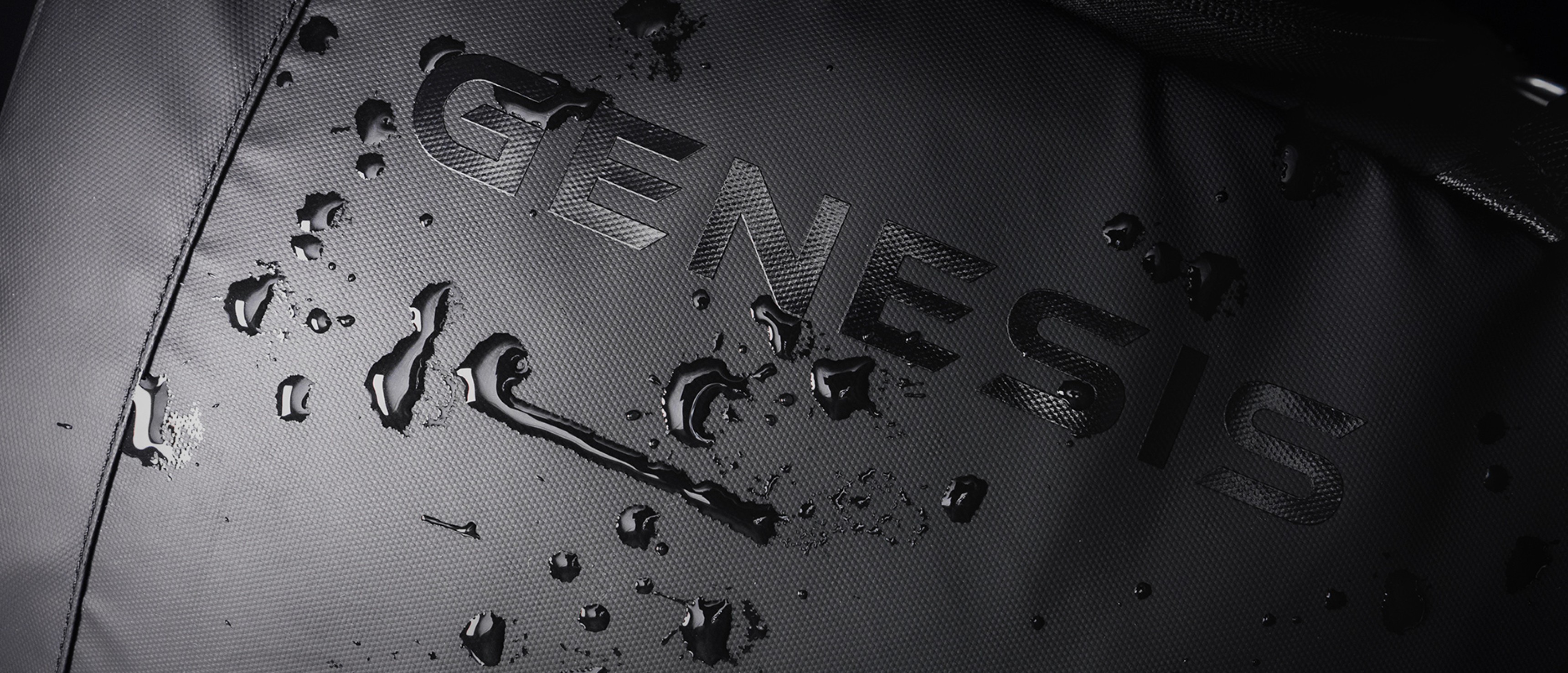 Рюкзак для ноутбука Genesis Pallad 420 крупним планом з чорною поверхнею з краплями води та логотипом бренду